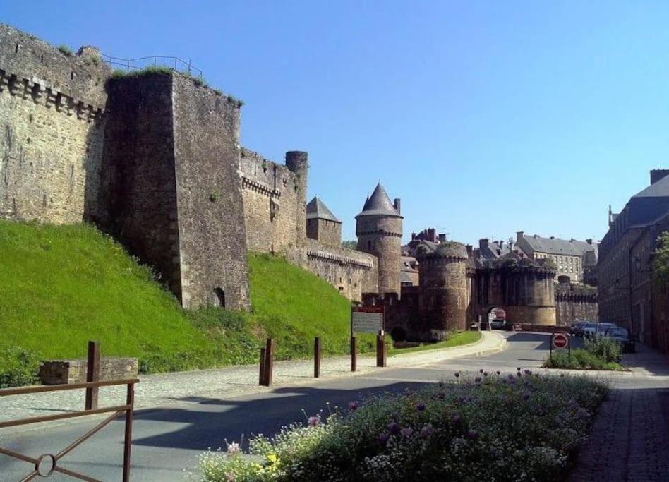Вилла House At The Foot Of The Castle Of Фужер Экстерьер фото